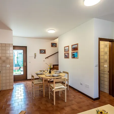 Terraced House On The Lakeside Of - Larihome A04